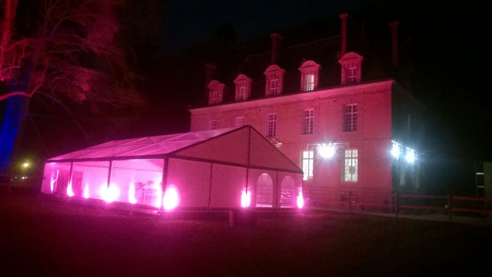 Location de tente transparente avec éclairage rose à Caumont